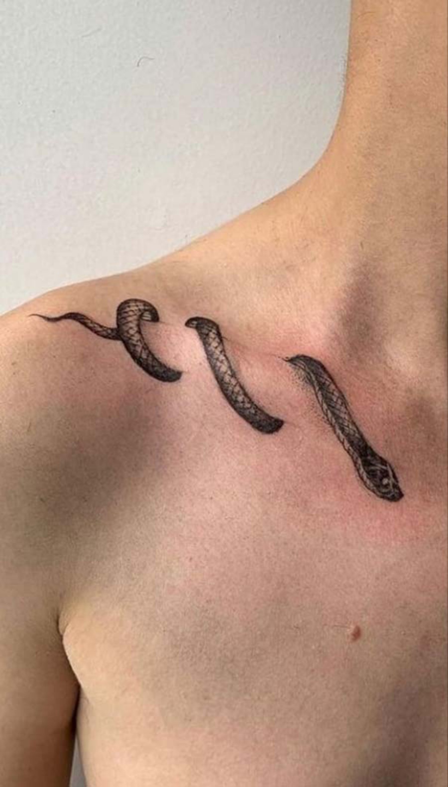 hình xăm con rắn ở cổ